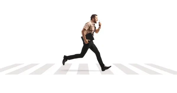 Полнометражный Снимок Охранника Бегущего Пешеходном Переходе Использующего Рацию Изолированную Белом — стоковое фото