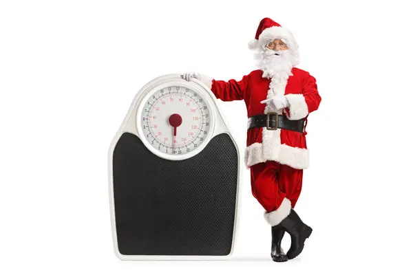 Santa Claus Señala Una Gran Escala Peso Aislada Sobre Fondo — Foto de Stock
