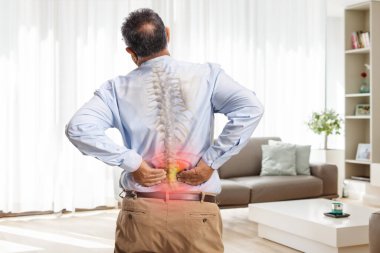 Sırt ağrısı çeken osteoartriti olan bir adam, kırmızı iltihaplı omurga kemikleri.