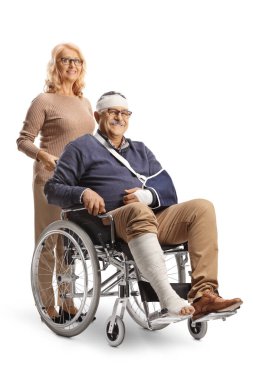 Tekerlekli sandalyedeki yaralı adamın arkasında duran kadın beyaz arka planda izole edilmiş.