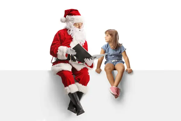 Babbo Natale Seduto Pannello Bianco Leggere Una Storia Una Bambina — Foto Stock
