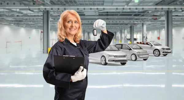 Vrouwelijke Fabrieksarbeider Uniform Met Klembord Autosleutels Een Garage — Stockfoto
