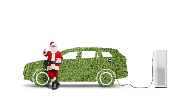 Santa Claus Ακουμπά Ένα Πράσινο Οικολογικό Αυτοκίνητο Ένα Σταθμό Φόρτισης — Φωτογραφία Αρχείου