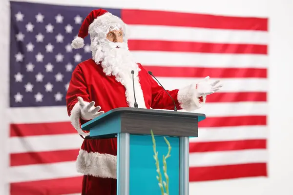 圣诞老人在一面美国国旗前的基座上发表演说 — 图库照片