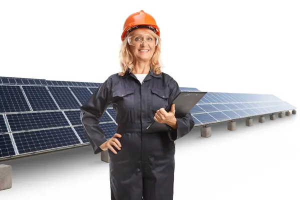 Arbeiterin Uniform Mit Helm Und Schutzbrille Steht Auf Solarfarm Isoliert — Stockfoto