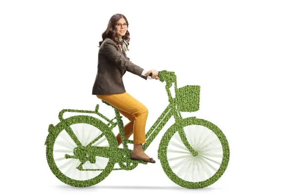 Молода Жінка Катається Зеленому Велосипеді Ізольовано Білому Тлі — стокове фото