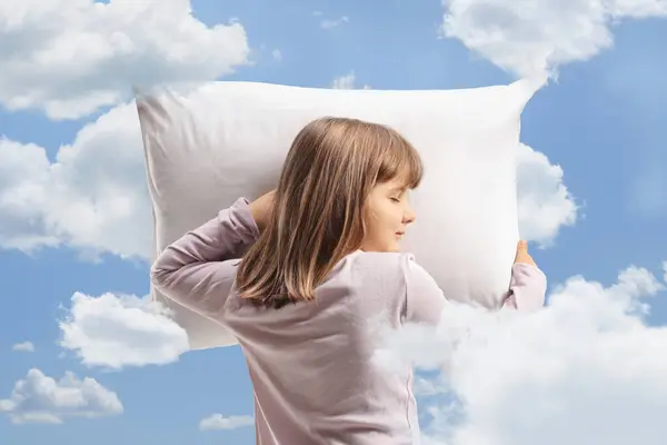 Niña Pijama Durmiendo Sobre Una Almohada Nubes Cielo Azul Como —  Fotos de Stock