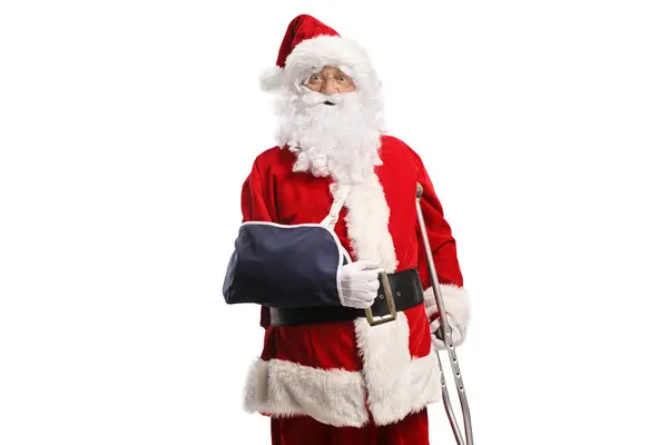 Santa Claus Con Brazo Lesionado Apoyado Una Muleta Aislada Sobre —  Fotos de Stock