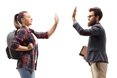 Beyaz arka planda izole edilmiş öğretmeniyle el kol hareketi yapan kız öğrenci.