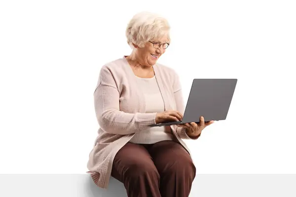 Donna Anziana Seduta Pannello Bianco Utilizzando Computer Portatile Isolato Sfondo — Foto Stock
