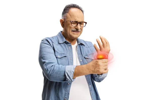 関節炎に苦しみ 白い背景に隔離された赤と黄色でマークされた痛みを伴う手を保持する成熟した男 — ストック写真
