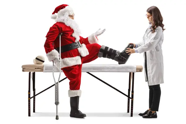 Papai Noel Com Uma Perna Ferida Conversando Com Uma Médica — Fotografia de Stock