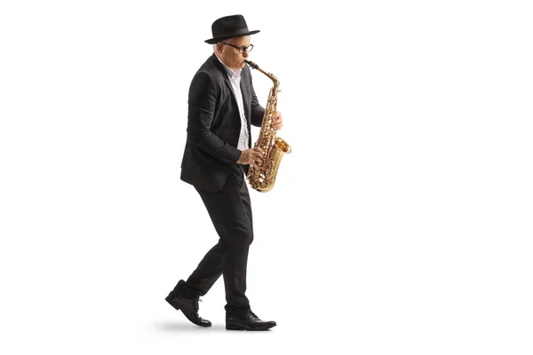 Полнометражный Снимок Взрослого Музыканта Играющего Саксофоне Белом Фоне — стоковое фото