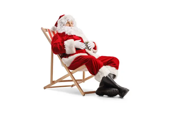 Père Noël Assis Sur Une Chaise Plage Relaxant Isolé Sur — Photo