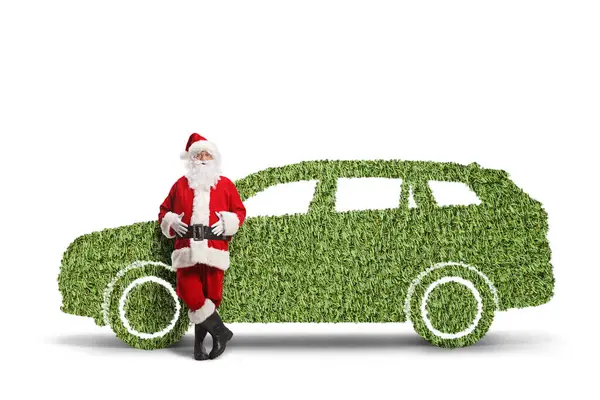 圣诞老人靠在一种可持续的绿色越野车上 这种越野车是用白色背景隔离的草制成的 — 图库照片