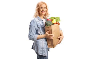 Beyaz arka planda kameraya gülümseyen yetişkin bir kadın.