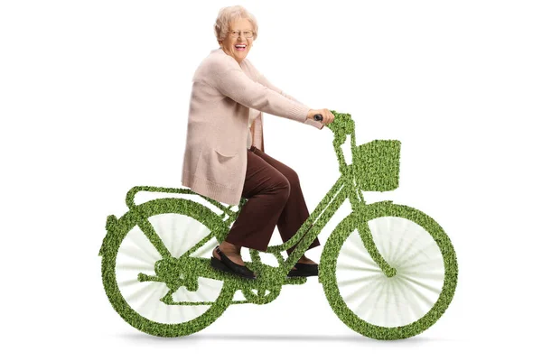 Літня Леді Їде Зеленому Велосипеді Посміхається Камеру Ізольовано Білому Тлі — стокове фото