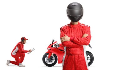 Yarışçı poz veriyor ve bir yarış ekibi üyesi beyaz arka planda izole edilmiş bir motosikleti kontrol ediyor.