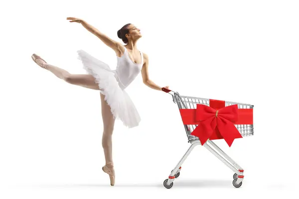 身着白色燕尾服跳舞 手握红色罗本领结购物车 背景为白色的芭蕾舞演员的全长肖像照片 — 图库照片
