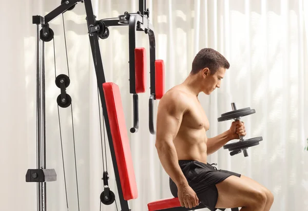 Bodybuilder Sitting Exercising Fitness Machine — Stock Photo, Image