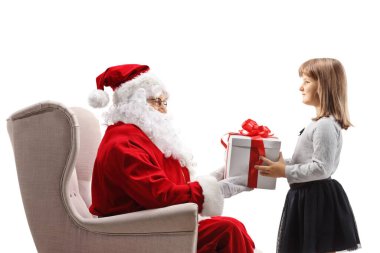 Noel Baba beyaz arka planda izole edilmiş bir çocuğa hediye veriyor.