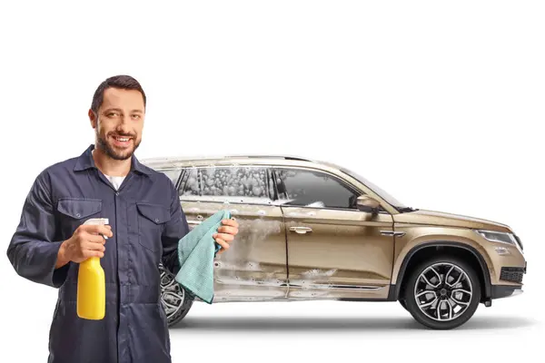 Biltvätt Arbetare Håller Torkduk Och Rengöringsspray Framför Suv Isolerad Vit — Stockfoto
