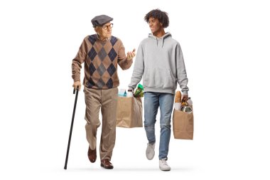 Bastonlu yaşlı bir adam beyaz arka planda izole edilmiş market poşetleriyle gezen ve genç bir Afrikalı Amerikalı ile konuşuyor.