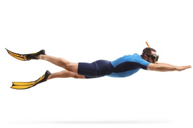 Beyaz arka planda şnorkel, yüzgeç ve maske takmış bir adam yüzüyor.