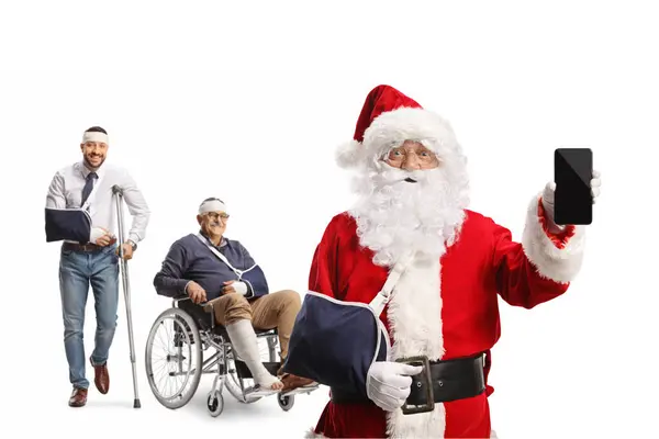 Santa Claus Con Lesión Brazo Pie Delante Las Personas Heridas — Foto de Stock
