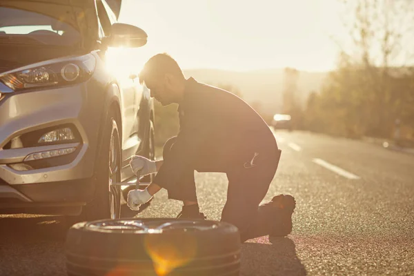 Car Mechanic Replacing Car Tire Road Sunset — Stock Photo, Image