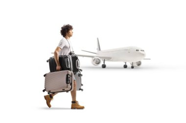 Havaalanında beyaz arka planda izole edilmiş pek çok bavul taşıyan bir gencin tam boy profil fotoğrafı.