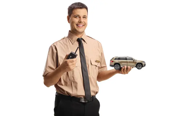 ホワイトバックグラウンドで隔離されたKosモデル 自動車保険コンセプトを保持するウォルキーのトーキー付きセキュリティガード — ストック写真