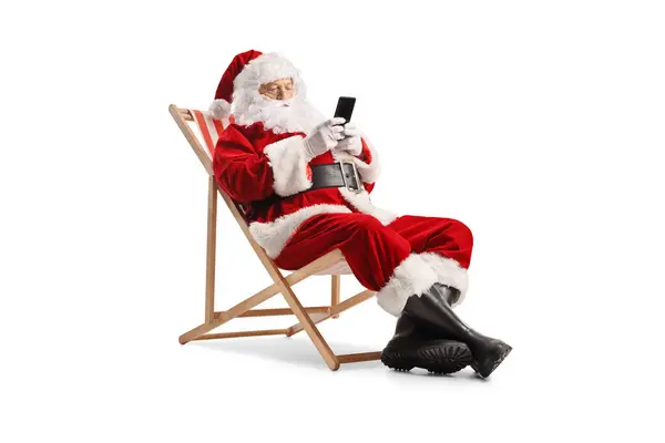 Père Noël Assis Sur Une Chaise Plage Tapant Sur Smartphone — Photo