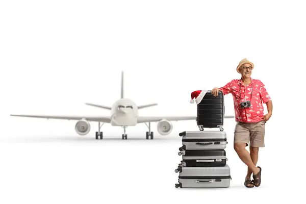 Ώριμος Άντρας Μπροστά Από Ένα Αεροπλάνο Ακουμπισμένο Βαλίτσες Ένα Καπέλο — Φωτογραφία Αρχείου