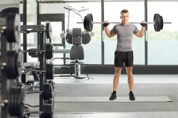 Ganzkörperporträt Eines Mannes Der Einem Fitnessstudio Gewichte Auf Den Schultern — Stockfoto