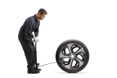 Araba tamircisi beyaz arka planda izole edilmiş bir lastik için elle pompa kullanıyor.