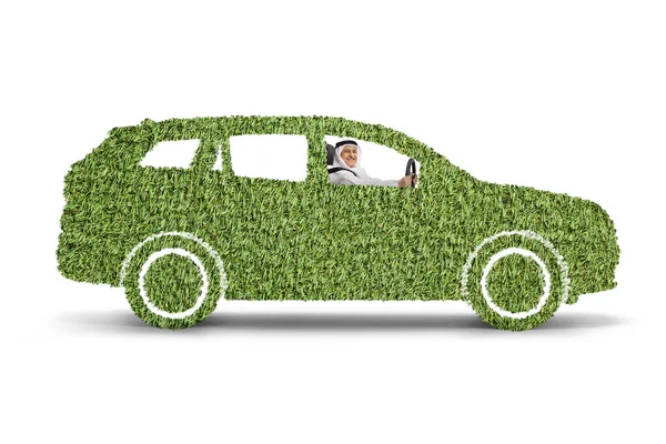 Arabier Rijden Een Groene Elektrische Suv Geïsoleerd Witte Achtergrond — Stockfoto
