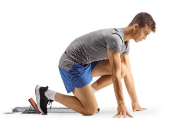 Beyaz arka planda izole bir şekilde çalışan bir gencin tam boy profil çekimi.