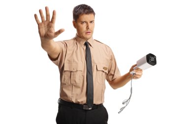 Güvenlik görevlisinin elinde bir kamera ve gebelik durağı var. Beyaz arka planda izole edilmiş.