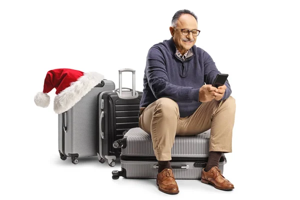 Ώριμος Άνδρας Κάθεται Μια Βαλίτσα Ένα Καπέλο Santa Claus Και — Φωτογραφία Αρχείου