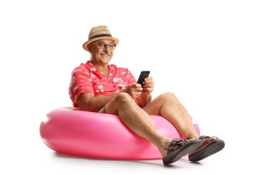 Olgun erkek turist yüzme havuzunda oturuyor ve beyaz arka planda izole edilmiş akıllı telefon kullanıyor.