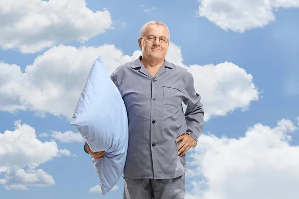 Gelukkig Oudere Man Pyjama Met Een Kussen Met Wolken Achtergrond — Stockfoto