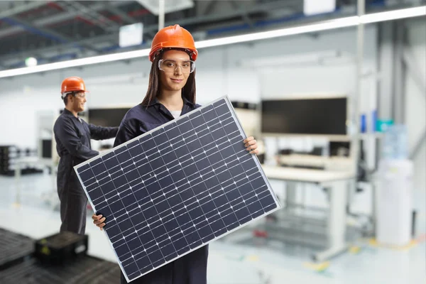 Productie Van Zonnepanelen Werknemers Een Fabriek Met Fotovoltaïsche — Stockfoto