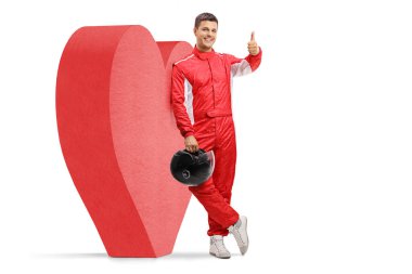 Büyük kırmızı bir kalbe yaslanan ve parmağını beyaz arka planda tek başına tutan bir yarışçının tam boy portresi.
