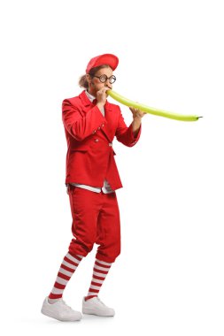 Beyaz arka planda izole edilmiş uzun bir balon şişiren şovmen