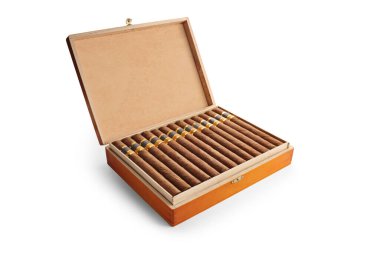 Beyaz arka planda sigara izole edilmiş tahta kutu.