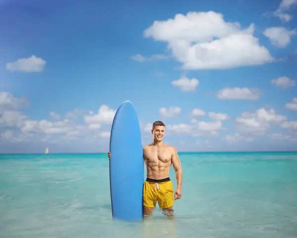 Guapo Musculoso Surfista Parado Agua Mar Caribeño — Foto de Stock