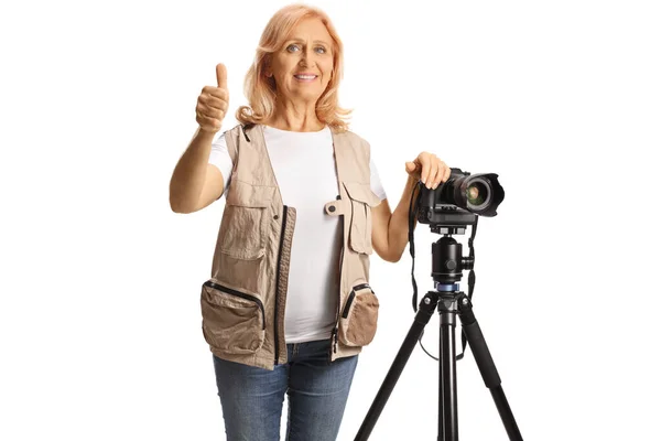 Female Photo Journalist Camera Tripod Stand Gesturing Thumbs Isolated White — Stock Photo, Image