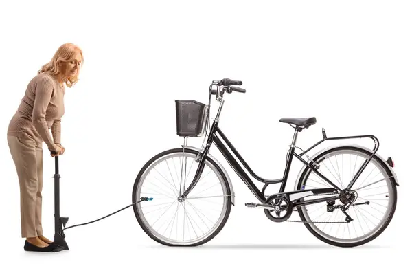 Mulher Usando Uma Bomba Manual Para Pneu Bicicleta Isolado Fundo — Fotografia de Stock