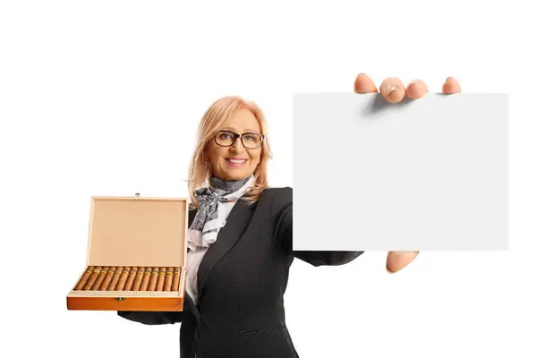 白い背景に隔離された葉巻と空白のボール紙が付いている木箱を保持している女性 — ストック写真